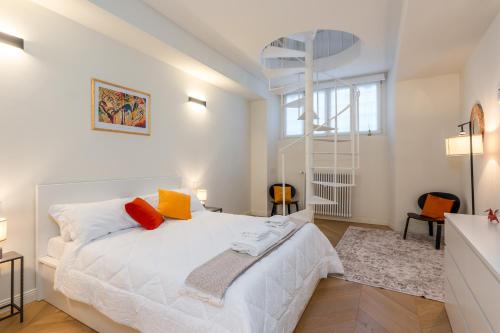 Elegant Duplex with Modern Design in Central Milan