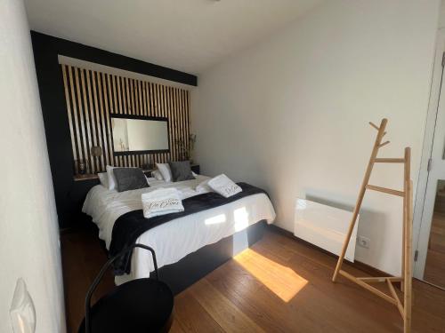 casa do cesar في ألبوفيرا: غرفة نوم فيها سرير و سلم