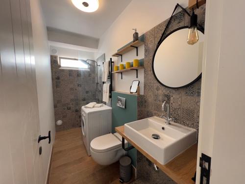 casa do cesar في ألبوفيرا: حمام مع حوض ومرحاض ومرآة