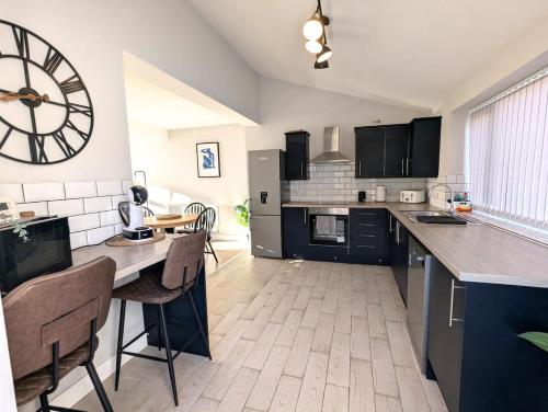 Køkken eller tekøkken på 3 bedroom, 3 en-suite modern home