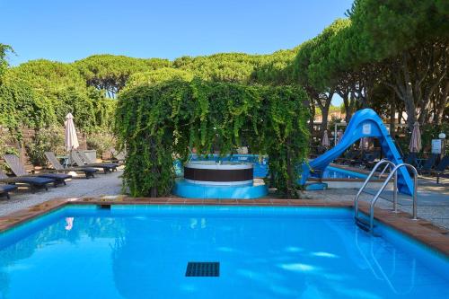 einen Pool mit Rutsche und Spielplatz in der Unterkunft Hotel Viña del Mar Pineta in Lido di Jesolo
