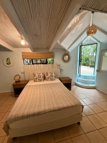 Giường trong phòng chung tại The Beach Bungalows Tamarindo- Adults Only