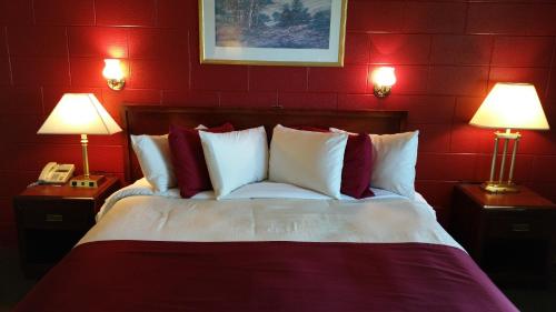 Postel nebo postele na pokoji v ubytování Riverview Motel
