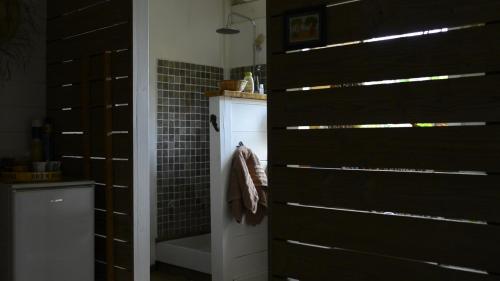 ein Badezimmer mit Dusche und einem Handtuch an der Tür in der Unterkunft Les jardins de Cousinière in Vieux-Habitants