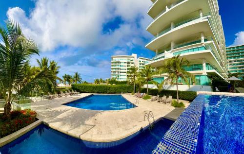 Apartamento Cartagena في كارتاهينا دي اندياس: منتجع مع حمام سباحة ومبنى
