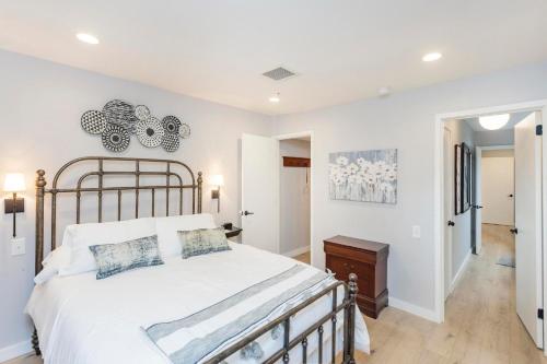 una camera da letto con un letto grande e un corridoio di Riverfront Condo Walk Downtown Pool Parking a Nashville