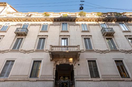 Elegant Duplex with Modern Design in Central Milan