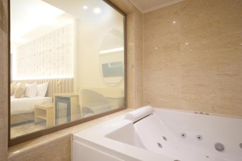 Ένα ή περισσότερα κρεβάτια σε δωμάτιο στο Pyramids Park Resort Cairo