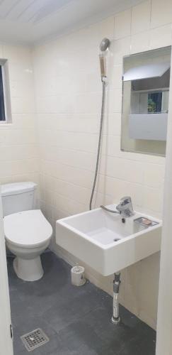 Un baño blanco con inodoro y lavabo. en Private Family Home 3, en Seúl