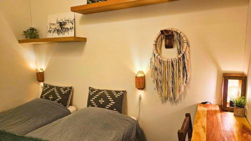 基律纳Riverfront Aurora Chalet的一间卧室，墙上有两张床和一面镜子