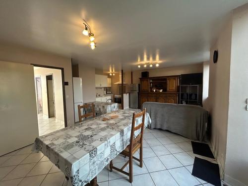 Η κουζίνα ή μικρή κουζίνα στο Gîte 9 couchages idéal pro BTP Tancarville