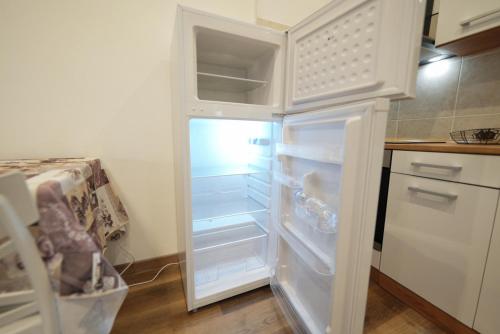 una nevera blanca con la puerta abierta en una cocina en Altopiano Rooms Suite, en Foggia