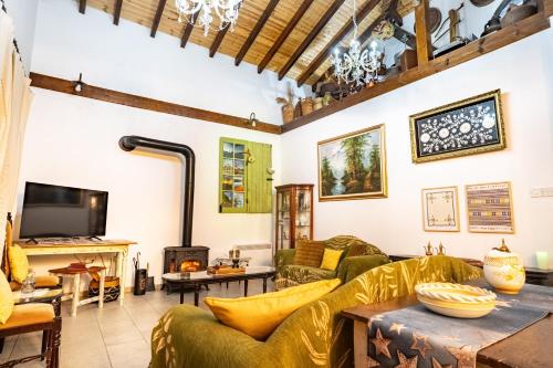 uma sala de estar com um sofá e uma mesa em Gazingstars Cottages Agridia 