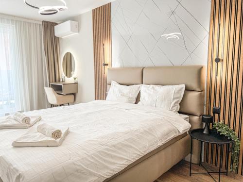 una camera da letto con un grande letto bianco in una stanza di 1BR Apartment in a Modern Complex a Plovdiv