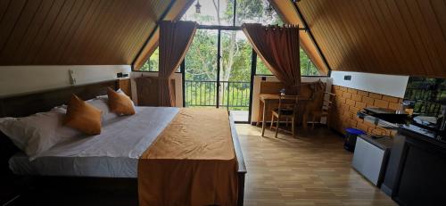 een slaapkamer met een bed in een kamer met een raam bij Pinna Eco in Galle