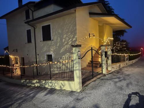 una recinzione con luci di Natale su un edificio di Assisi, la Noce ad Assisi