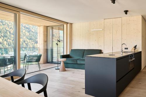 Η κουζίνα ή μικρή κουζίνα στο Lärchenlodge SkySpa and Rooftop Pool inklusive Stubai SuperCard