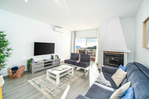 Beachfront Flat & Panoramic Sea View by HostWise