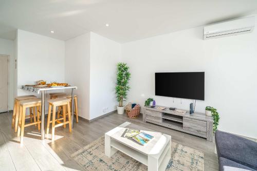 Beachfront Flat & Panoramic Sea View by HostWise