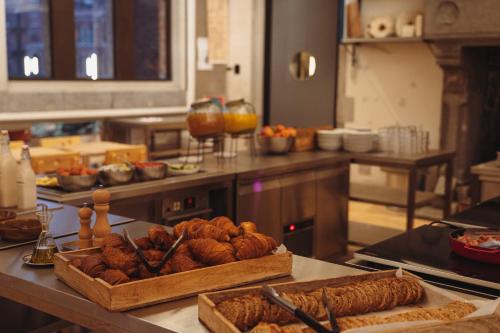 una cocina con un montón de comida en un mostrador en JAM Ghent, en Gante