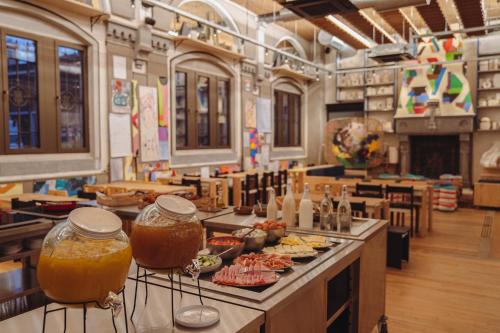 Un restaurante con comida en un mostrador en una habitación. en JAM Ghent, en Gante