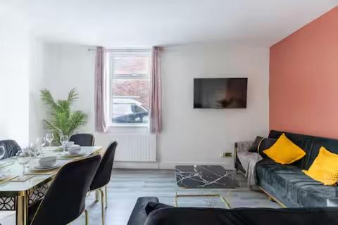 una sala de estar con un sofá y una mesa en Mauldeth Shared House, en Mánchester