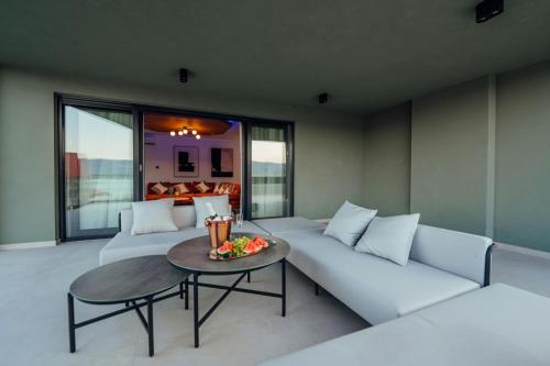 un soggiorno con un divano bianco e un tavolo di SEAPHORIA Luxury Modern Villa a Trogir