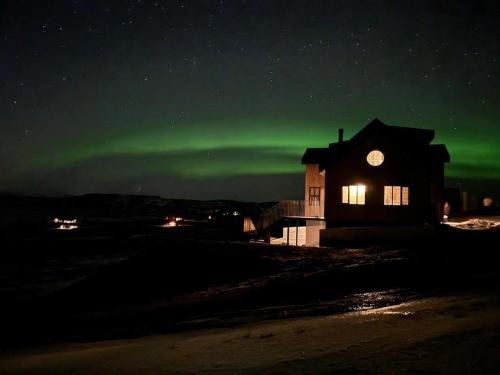 Northern Lights Above - Skylight Views From Bed