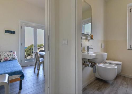 Ένα μπάνιο στο Bilocale Capraia - terrazza vista mare