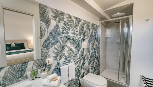 ein Badezimmer mit Dusche, Toilette und Waschbecken in der Unterkunft Villa Dell'Ulivo con piscina privata By Sicily Home Solutions in Alcamo