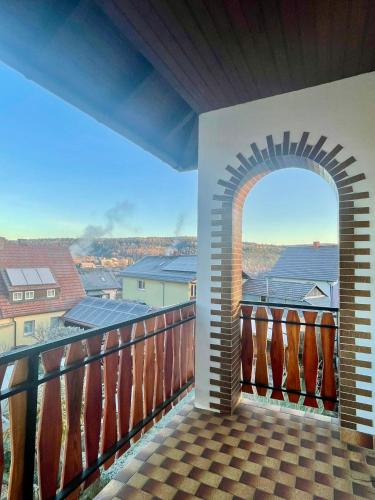 ein Balkon mit einem Torbogen und Aussicht in der Unterkunft Natascha in Fellen