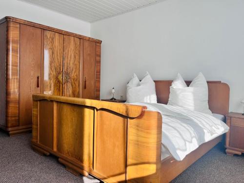 una camera da letto con un letto grande e un armadio in legno di Natascha a Fellen