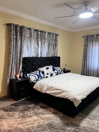 Ένα ή περισσότερα κρεβάτια σε δωμάτιο στο Adomfie