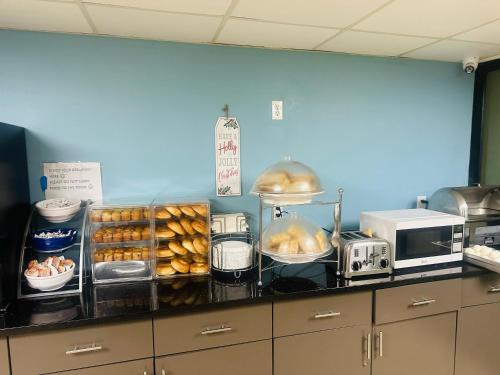 Η κουζίνα ή μικρή κουζίνα στο Days Inn by Wyndham Brooklyn Borough Park