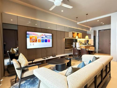 Genting Antara Residence, Covered Link Bridge access to Genting Highlands في مرتفعات جنتنغ: غرفة معيشة مع تلفزيون على الحائط