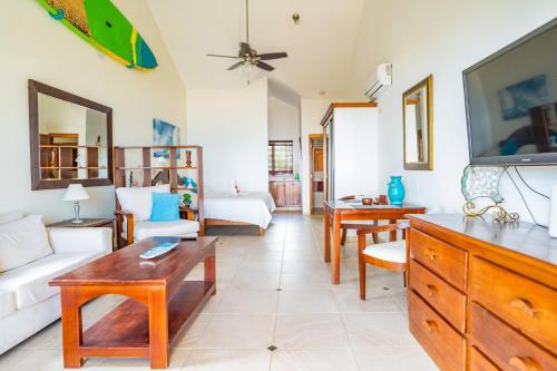 un soggiorno con un divano e una TV di Agualina Kite Hotel a Cabarete