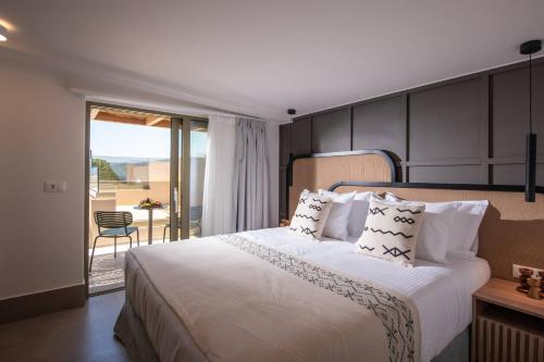 Villa Alquimia Bb with private Swimming pool في Limín Khersonísou: غرفة نوم مع سرير أبيض كبير وشرفة