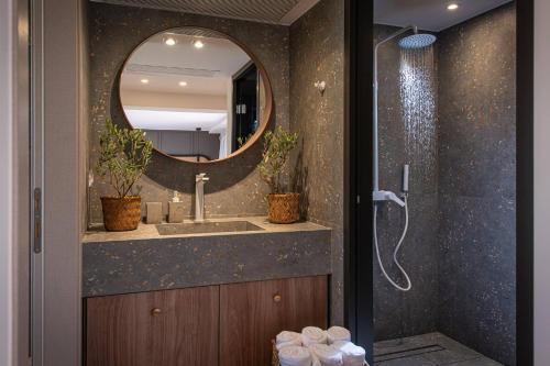 Villa Alquimia Bb with private Swimming pool في Limín Khersonísou: حمام مع حوض ومرآة