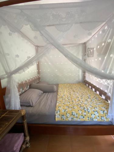 Ένα ή περισσότερα κρεβάτια σε δωμάτιο στο Sumatra Orangutan Discovery Villa