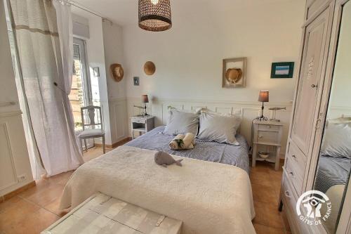 a bedroom with a bed with a stuffed animal on it at Huna lulu in Pleslin-Trigavou