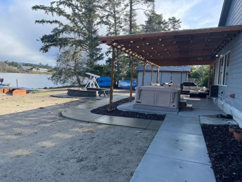 een pergola aan de zijkant van een huis bij Gearhart Lakefront Vacation Rental in Gearhart