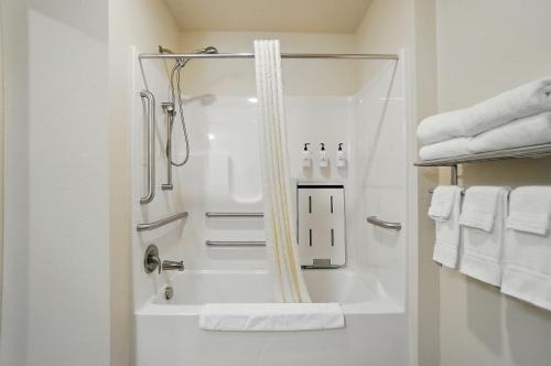 Ένα μπάνιο στο Cobblestone Hotel & Suites - Eaton