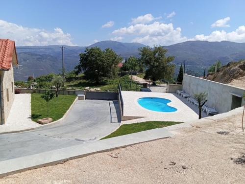 een zwembad in de achtertuin van een huis bij Studio Casa Miradouro Fafião in Fafião