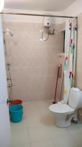 a bathroom with a toilet and a shower curtain at Casa de Varca in Varca