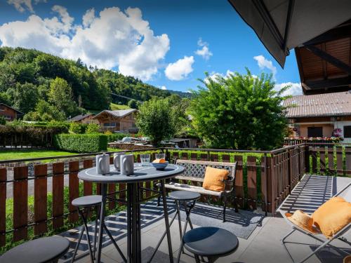 Nespecifikovaný výhled na hory nebo výhled na hory při pohledu z chaty