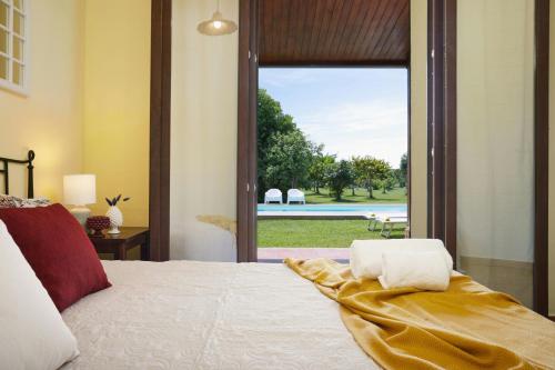 Ένα ή περισσότερα κρεβάτια σε δωμάτιο στο Country House With Pool Among Noto Citrus Groves