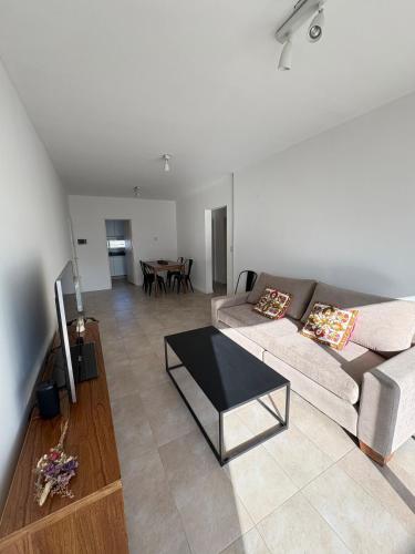 Μια τηλεόραση ή/και κέντρο ψυχαγωγίας στο Alquiler temporal con cochera privada zona centro