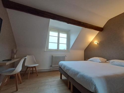 Ένα ή περισσότερα κρεβάτια σε δωμάτιο στο Hôtel Restaurant "Adults Only" Le Moulin de la Renne proche Zoo de Beauval