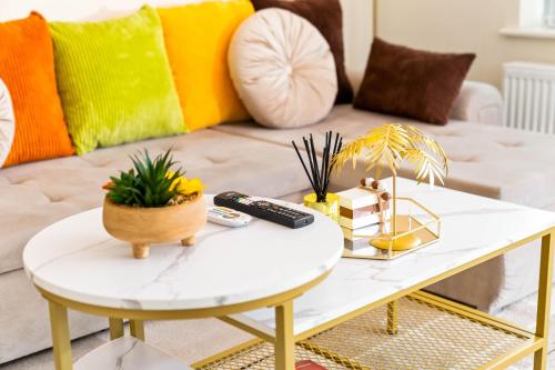 a living room with a coffee table and a couch at Dote Haven Stylish 2 Bed Apartment - Free Parking and Free High Speed WIFI in Birmingham