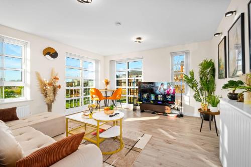 a living room with a couch and a table at Dote Haven Stylish 2 Bed Apartment - Free Parking and Free High Speed WIFI in Birmingham